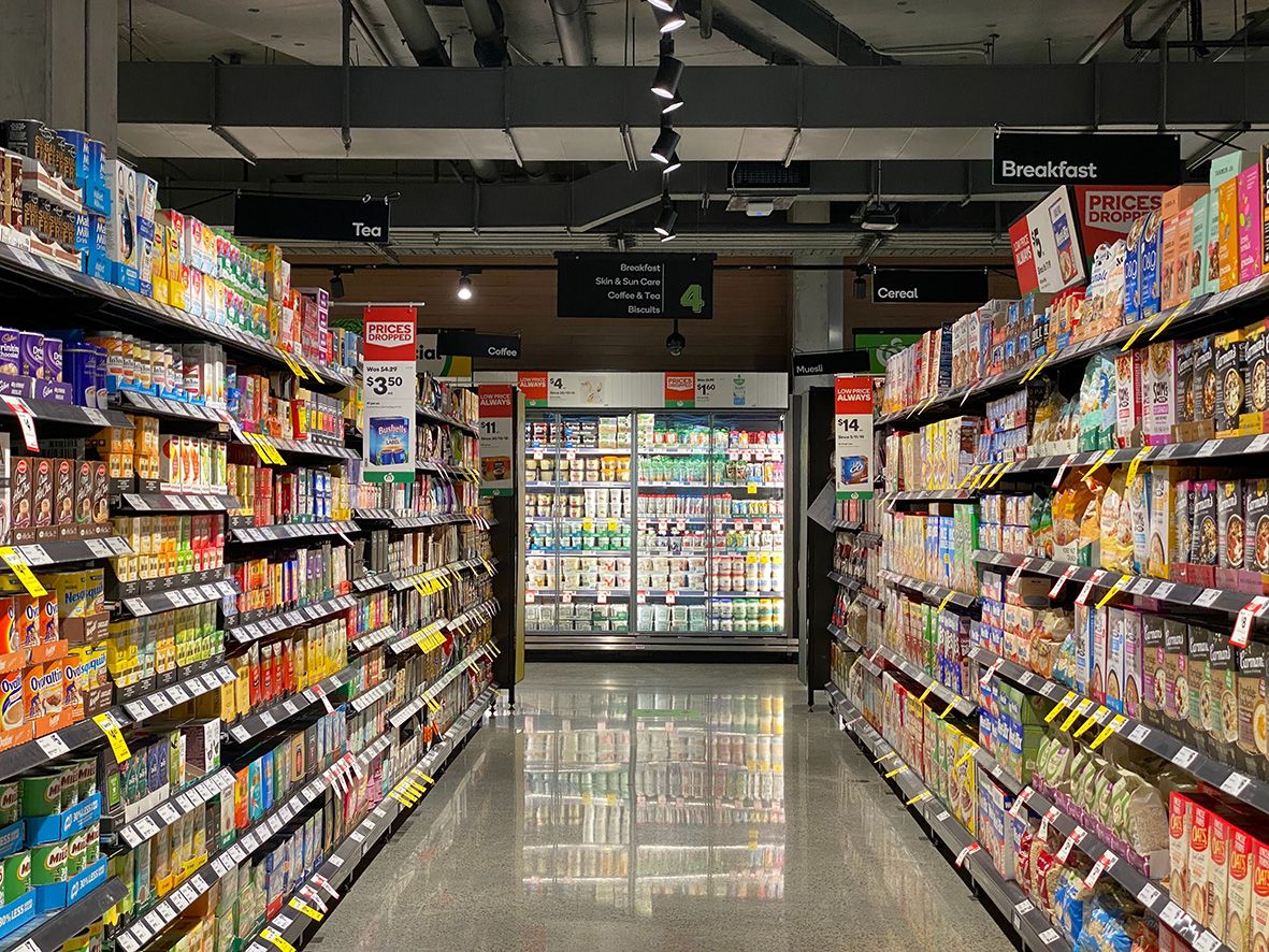 Supermercado con productos con etiquetas sin gluten