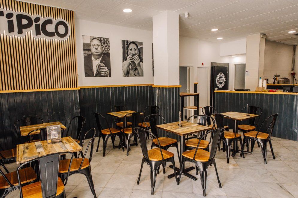 Interior local de Atípico Triana, acogedor.