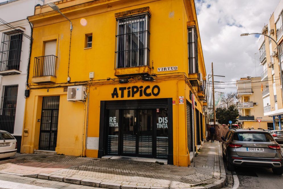 Fachada de Atípico Triana, hamburguesería sin gluten en Sevilla, especializada en carne de retinto y opciones 100% sin gluten